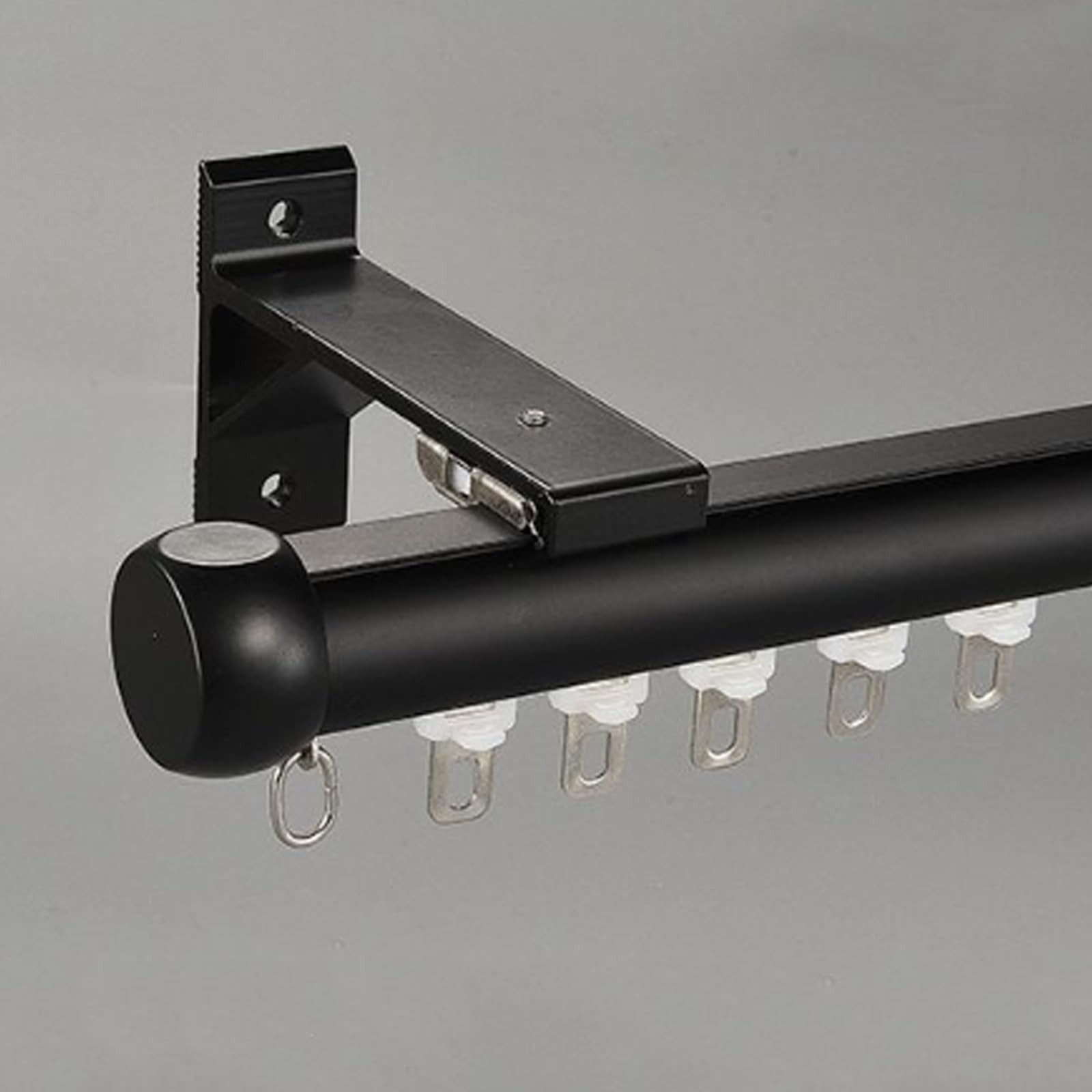 Riel de aluminio ajustable de 17 pies para dividir estancias y duchas con elegancia