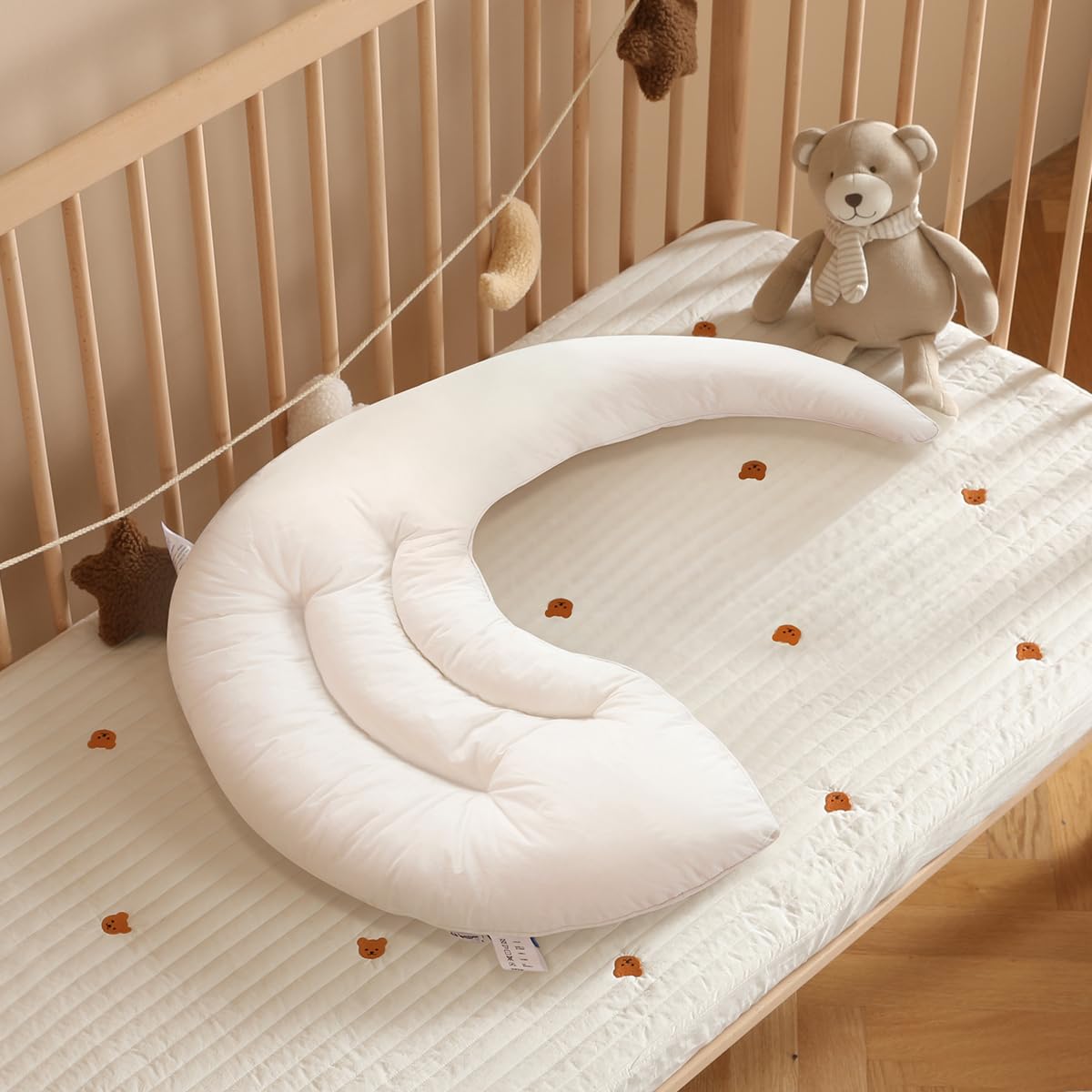 Choc Chick Curve - Almohada corporal larga para niños pequeños, 86 x 68 cm, suave y con forma de luna, de algodón 100 % orgánico, lavable y transpirable para cuna