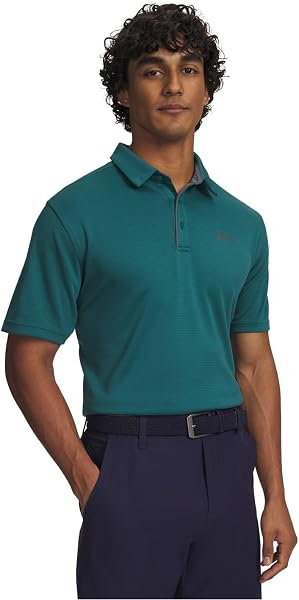 Primer plano del tejido técnico de la camiseta polo Under Armour Tech para Hombre, mostrando su textura ligera y transpirable.