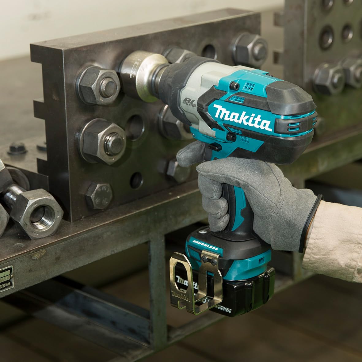 Makita DTW1002RTJ Akku-Schlagschrauber 18 V / 5,0 Ah, 2 Akkus + Ladegerät im MAKPAC