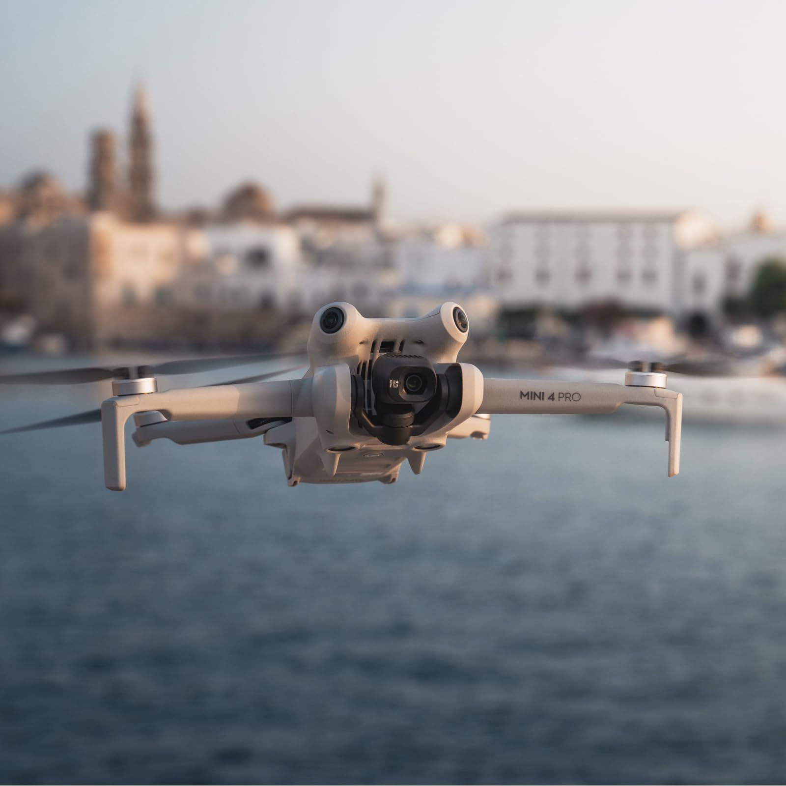 DJI Mini 4 Pro (con DJI RC 2), mini drone pieghevole per adulti con fotocamera in 4K, meno di 249 g, autonomia di volo di 34 min, trasmissione video di 20 km, rilevamento ostacoli omnidirezionale, C0