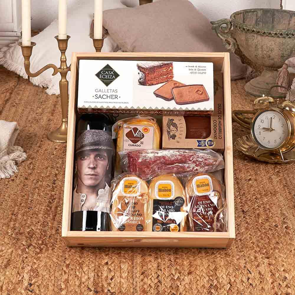 Cesta de Navidad - Lote 315-25 / Lote gourmet con vino Pícaro Matsú, quesos Subaida de Menorca, embutidos tradicionales y dulces artesanos en bandeja de madera
