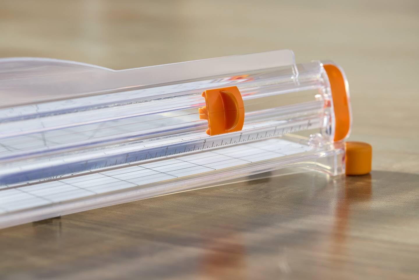 Fiskars SureCut Papierschneidemaschine, A4, Breite Grundfläche, Großer Papierschneider mit Schnittlinienführung, Weiß/Orange, 1077980