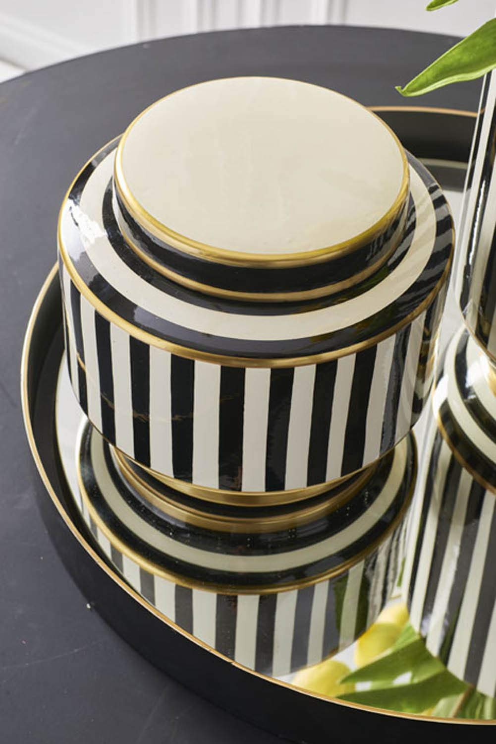 Amazon｜K&K Interiors 16948A-1 7.5インチ ブラックとホワイト