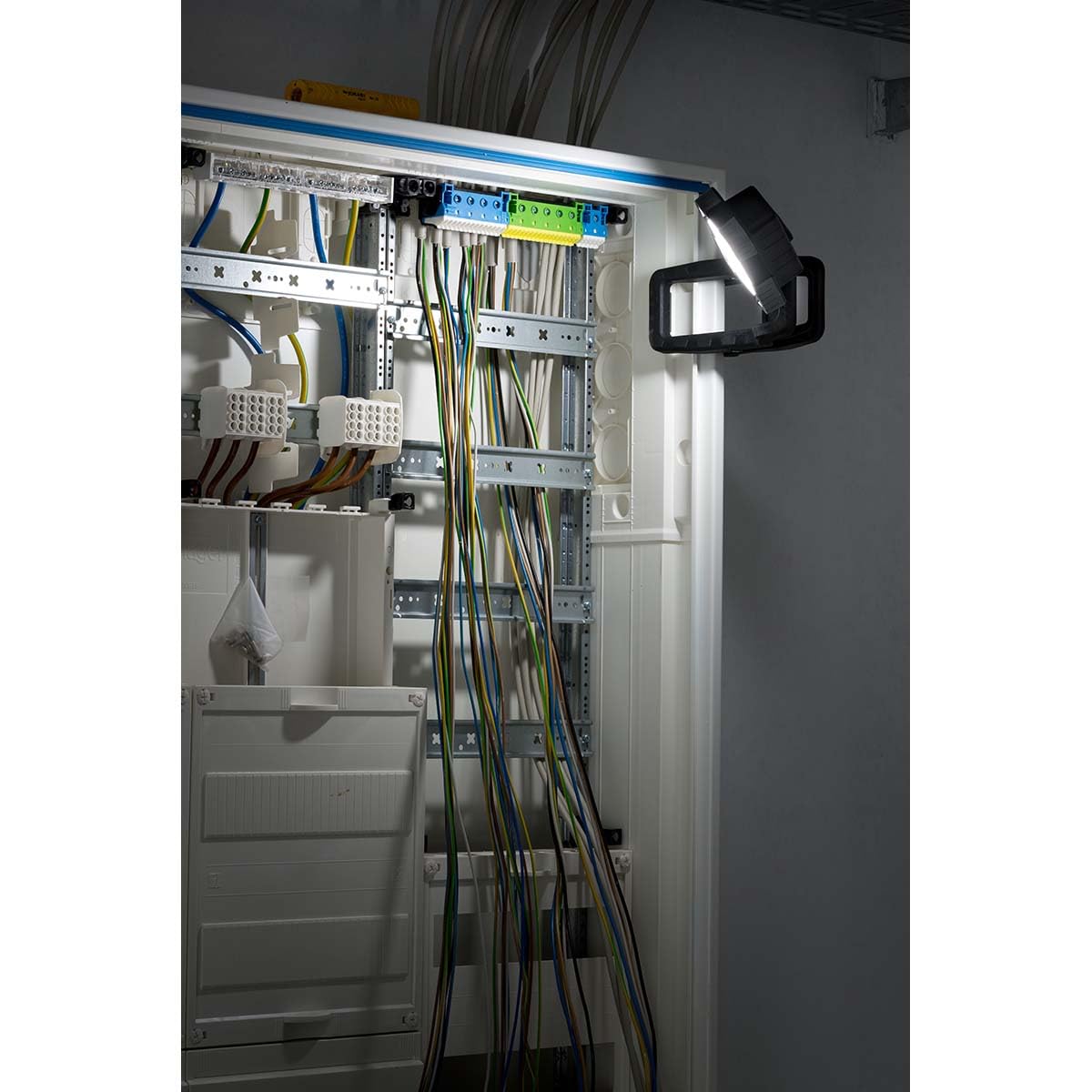 Brennenstuhl foco LED de batería recargable CL 1050 MA/lámpara de trabajo de 10W con dispositivo de sujeción (luz de trabajo con USB Powerbank, 950lm, IP65)