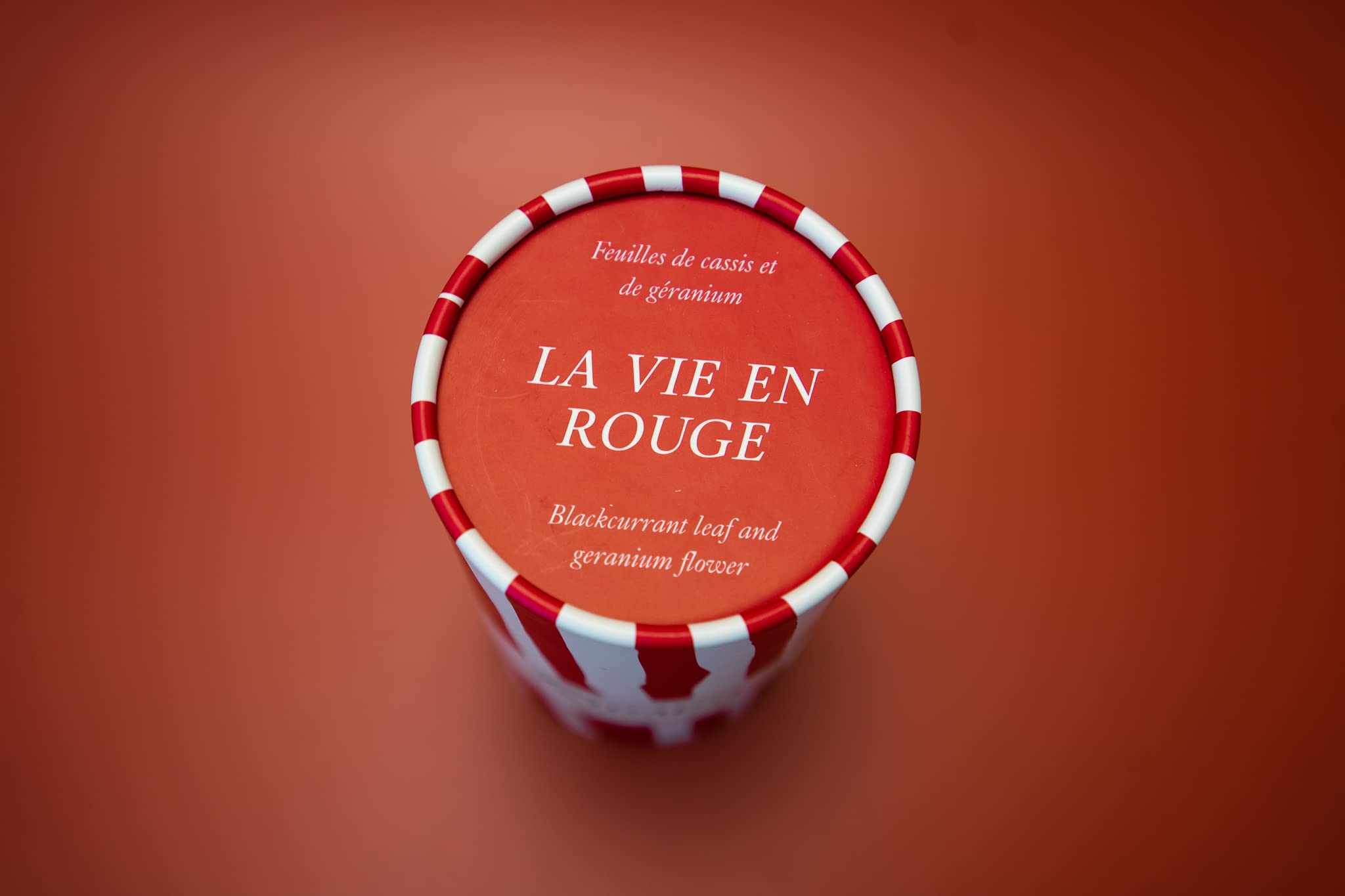 Rigaud Paris - Candela grande modello La Vie, in rosso, 230 g, 90 ore di profumo, fabbricazione artigianale francese