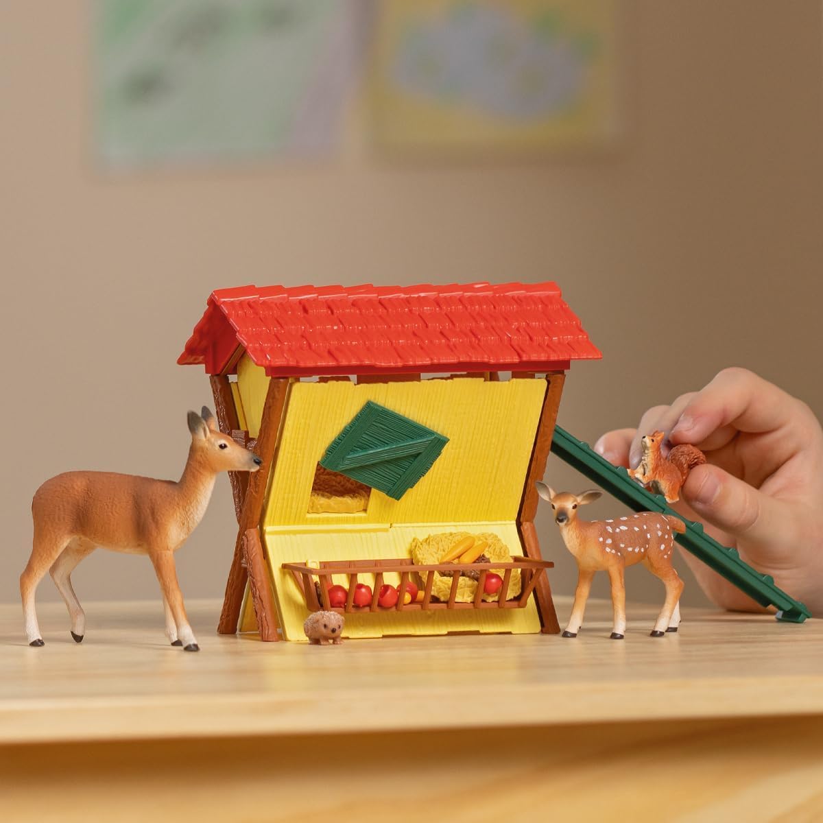 SCHLEICH 42608 Traktor mit Anhänger , ab 3 Jahren, Farm World - Spielset, 50 Teile & 42658 Fütterung der Waldtiere, ab 3 Jahren, Farm World - Spielset, 39 Teile