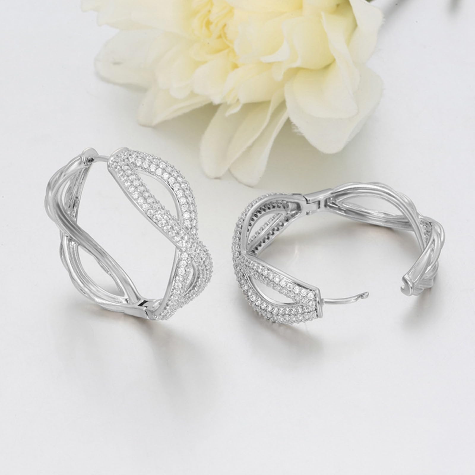 Pendientes de infinito con moissanite para mujer