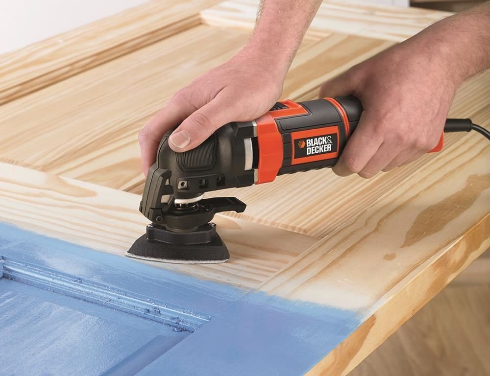 BLACK+DECKER Outil Multifonctions Oscillatoire Filaire 300W - 22 000 Osc/min - 2,8° - Fixation Rapide Et Sans Outil - Livré En Coffret Avec 11 Accessoires : Sciage - Ponçage Et Raclage - MT300KA-QS