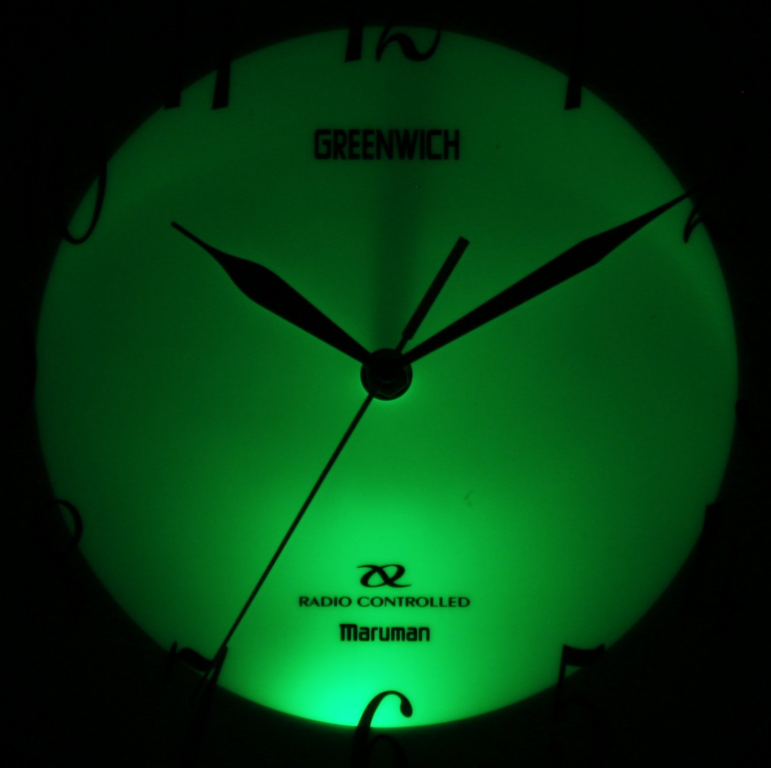 Amazon.co.jp: GREENWICH 掛け時計 電波時計 センサー式夜間点灯 