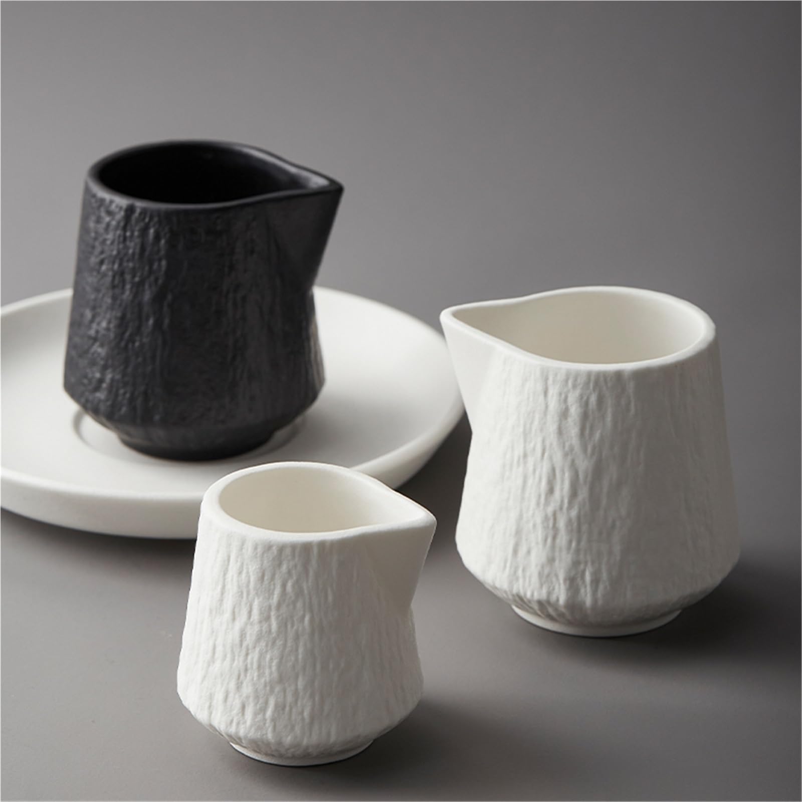 2 Stück Kaffee-Latte-Art-Tasse, Steak-Sauce-Tasse, Milchkännchen mit spitzer Öffnung, Zuckerdose, Milchkanne, Espressotassen aus Keramik für Barista(Black,130ml)