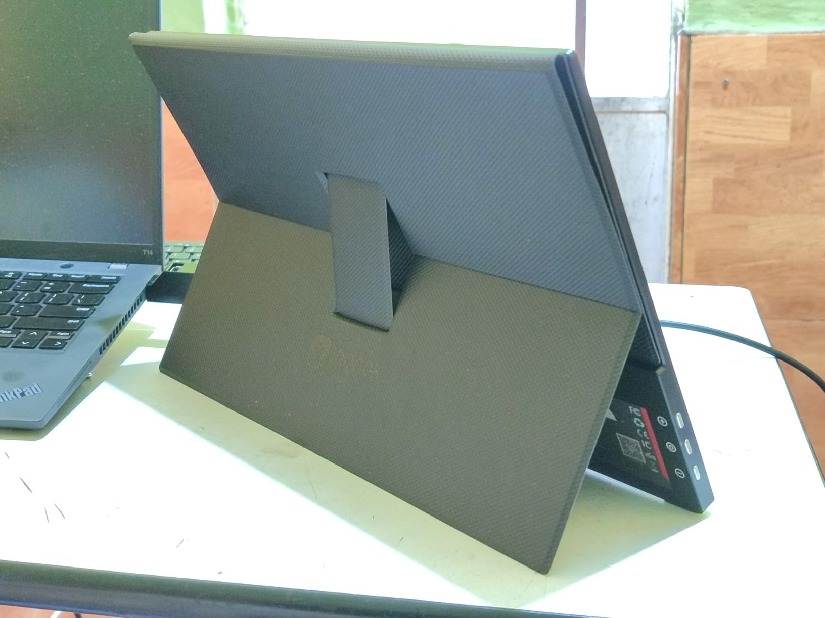 15.6インチ折りたたみ式デュアルコンピュータモニター - 外出先