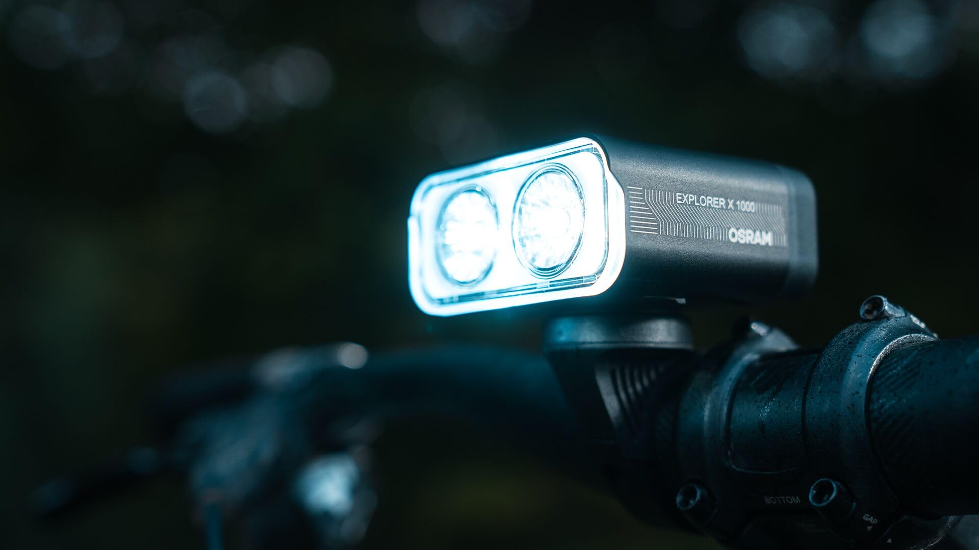 OSRAM LEDsBIKE EXPLORER X 1000 SET, set di luci per bicicletta ricaricabili - anteriore e posteriore, fuoristrada, con luce freno, tre modalità di illuminazione e luce lampeggiante, 1000 lumen
