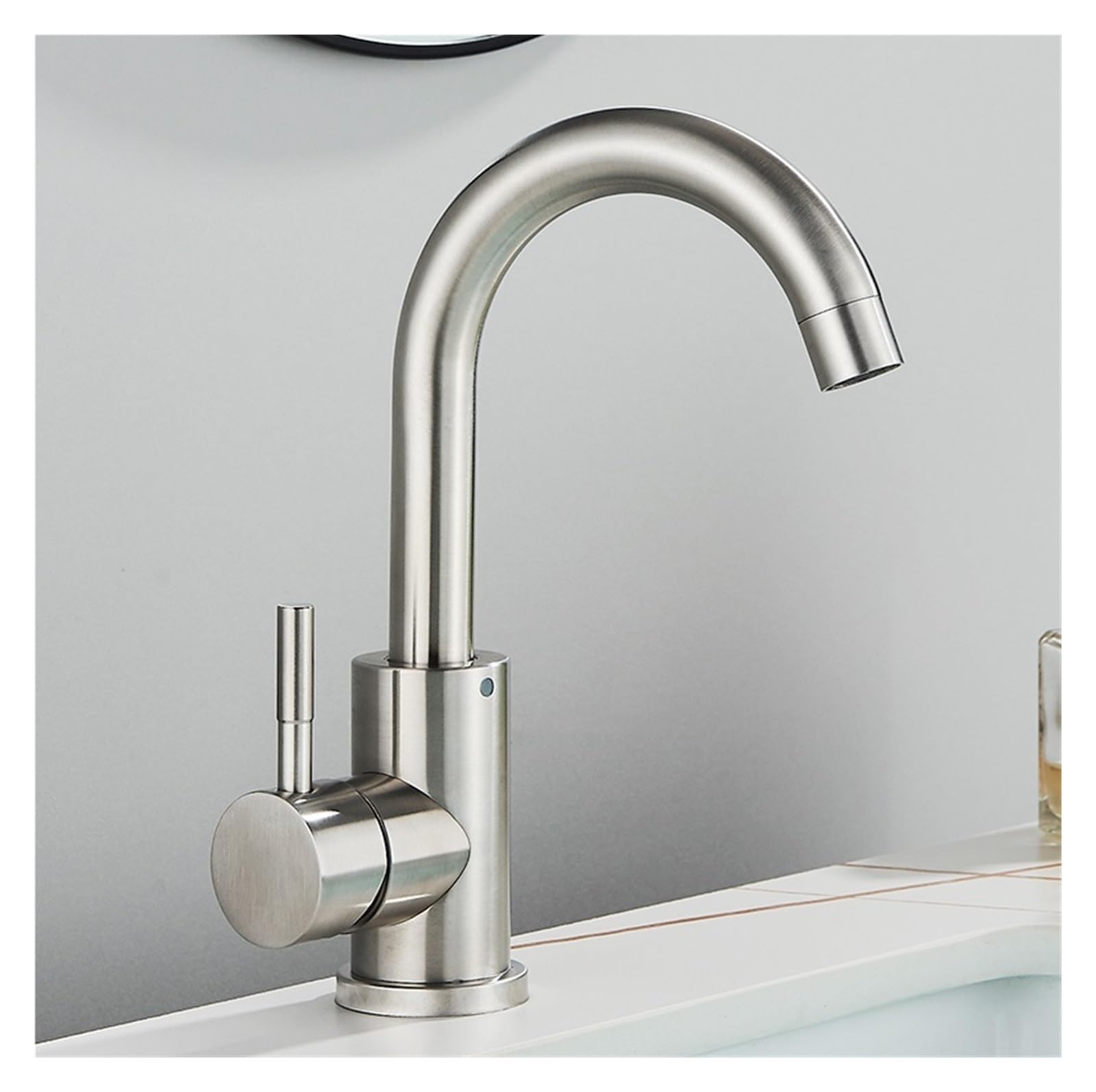 Mitigeur de salle de bains haut de gamme finition nickel pour une décoration épurée
