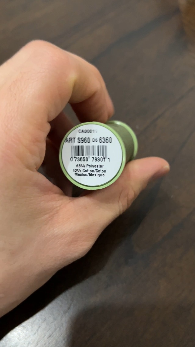 Hilo para acolchar Coats Corrente 325 yardas verde bronce miniatura 4