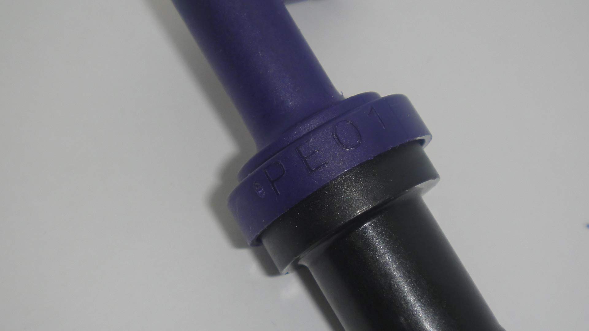 Válvula PCV Mazda PE01-13-890 que regula la presión y elimina el humo negro 8
