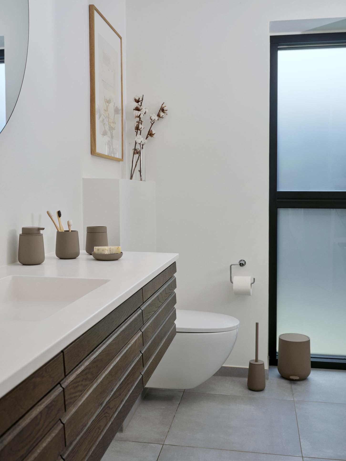 Zone Denmark Nova One - Escobilla de baño de cerámica con Soporte para escobillas, Revestimiento Suave al Tacto, diámetro 10,5 cm, Altura 37 cm