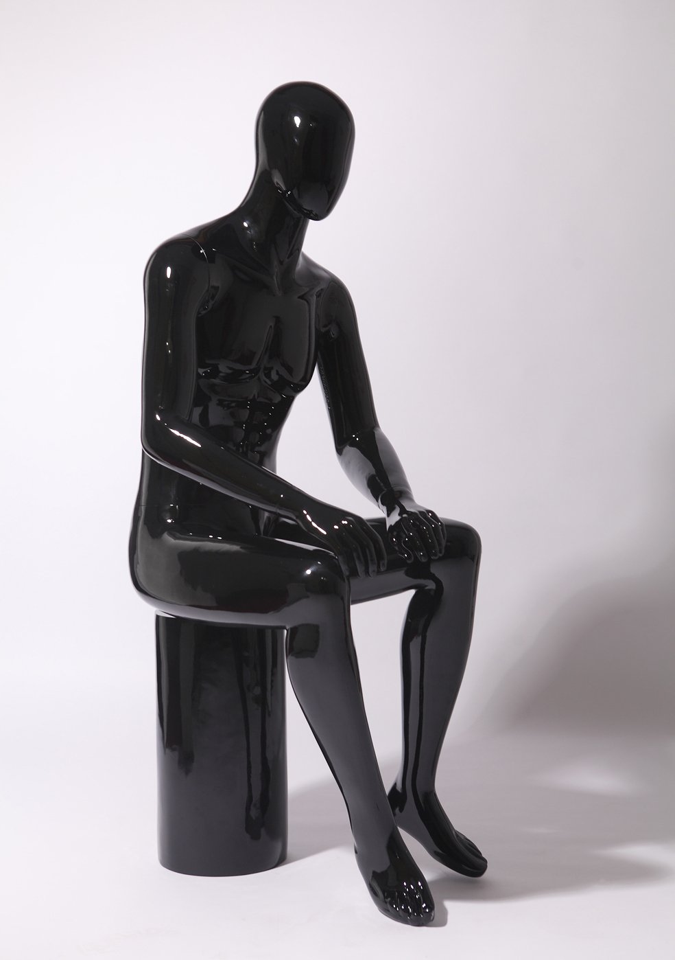 Mannequin de vitrine laqué noir ou blanc brillant « sans visage » (XM16-H mâle)