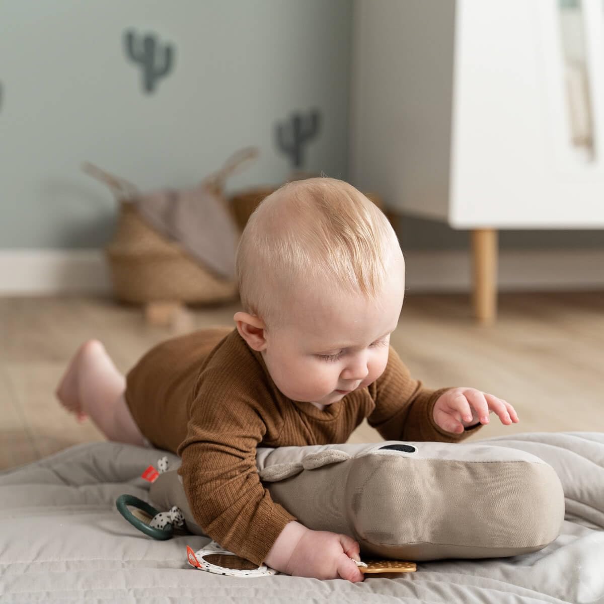 Done by Deer Tummy Time Bebe 3+ Mois - Jouet d'Activité pour Le Temps sur Le Ventre Croco – Coussin Bébé Sensoriel avec Miroir, Anneaux de Dentition et Textures Tactiles