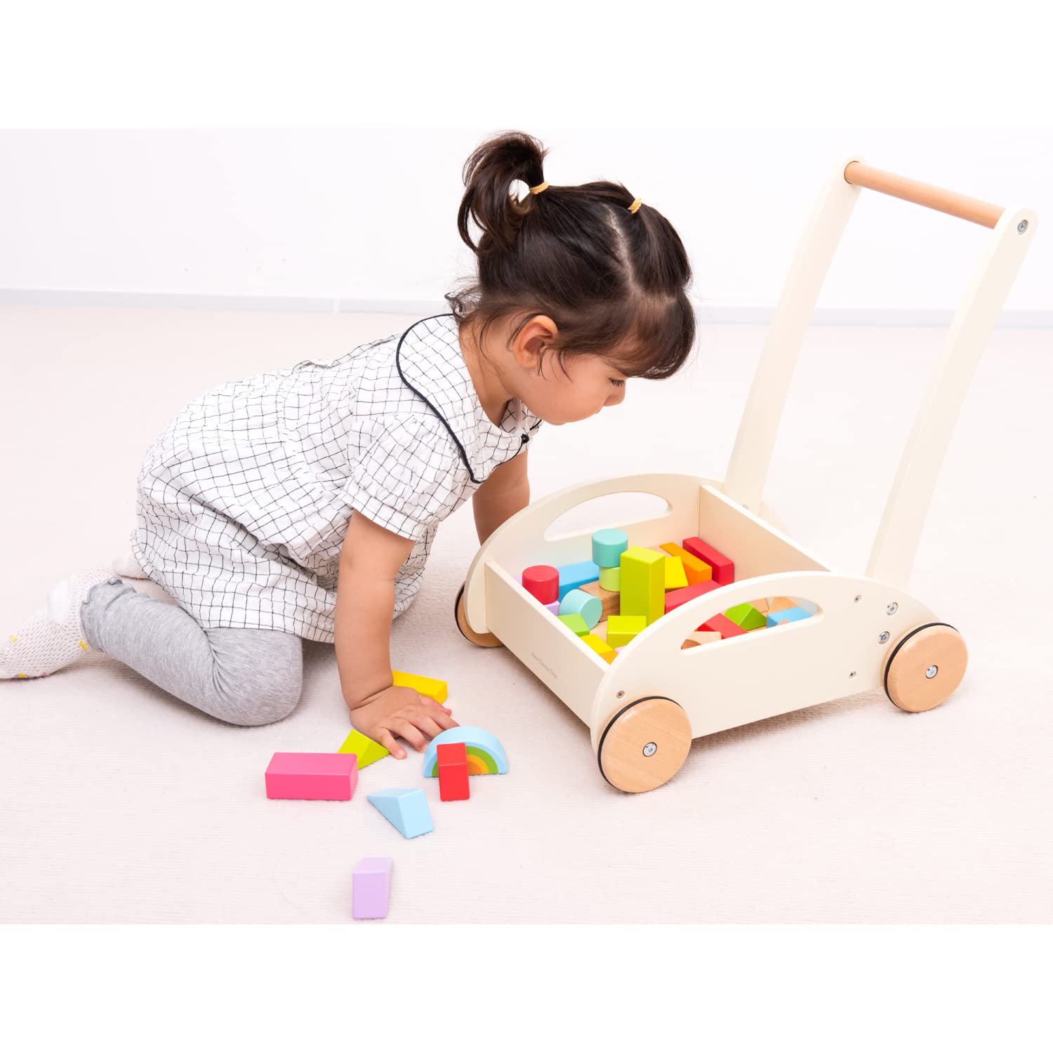 Woet® Holzspielzeug Lauflernwagen mit Bauklötzen - Schiebewagen und Bauklotz Set - Motorische Entwicklung - Ab 1 Jahren