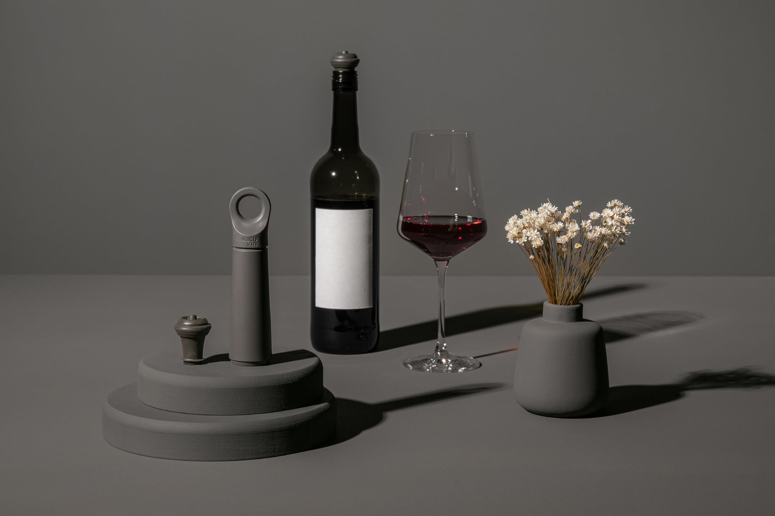 Vacu Vin Host Weinset - Graphit (4-teilig) - Geschenkwürdiges Weinzubehör-Set mit Kühler, Vakuumschoner, Twister-Korkenzieher & tropffreiem Servierteller - Hergestellt aus recyceltem Material