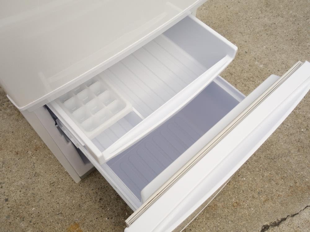 ภายใน view of the SHARP SJ-14Y-W freezer compartment with ice tray and drawer
