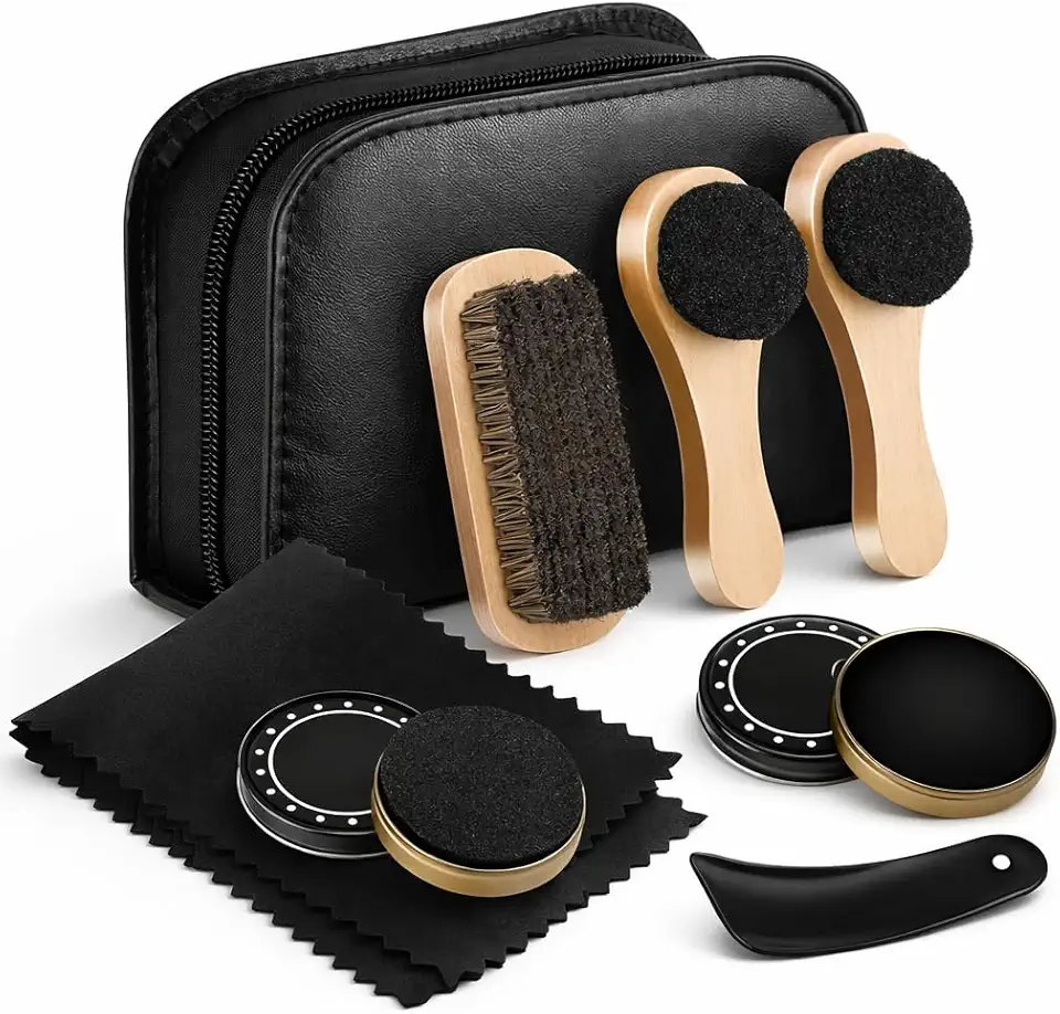 Kit de engraxar sapatos 7 peças com estojo. Compacto, leve e funcional. Completo com escovas, pomada, flanela, espalhador e calçadeira. Ideal para viagens e cuidados diários.