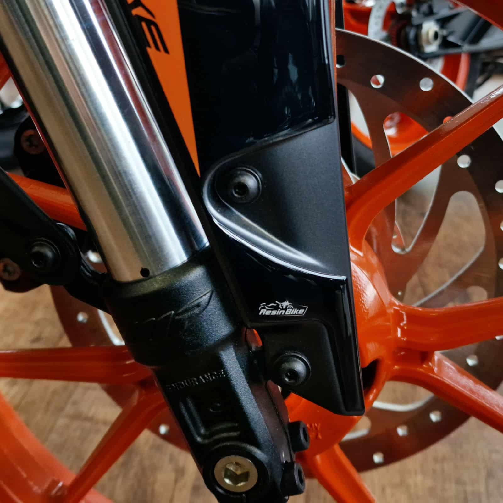 Resin Bike Adesivi Moto Compatibile con KTM Duke 125 2021-2023. Protezione Parasteli Forcella Antigraffio e Antiurto. Adesivi Resinati 3D Made in Italy
