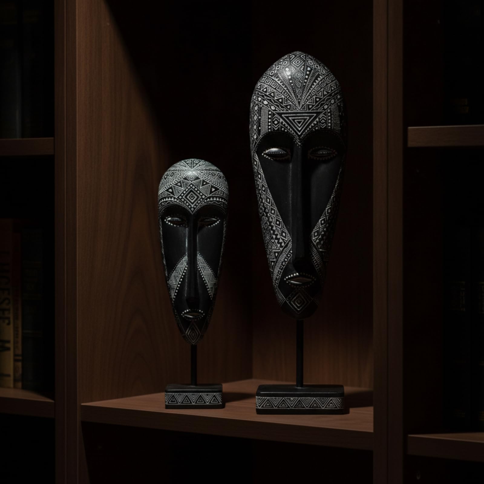 Scultura Decorativa Maschera Allungata in Resina con Disegni Geometrici E Punteggiati su Asta E Base Rettangolare Adatta per Consolle Tavolo Ingresso Ufficio Libreria