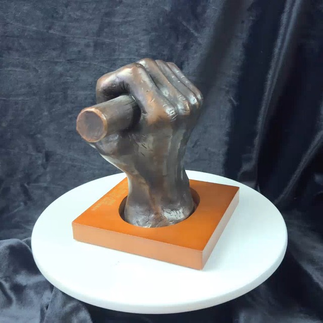 Estatua One Moment In Time 6.5” tono bronce base madera miniatura 6
