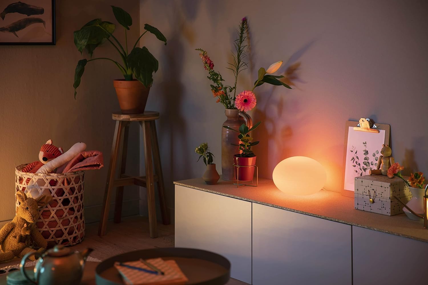 Philips Hue White & Color Ambiance Tischleuchte Flourish, dimmbar, 16 Mio. Farben, steuerbar via App, kompatibel mit Amazon Alexa (Echo, Echo Dot)