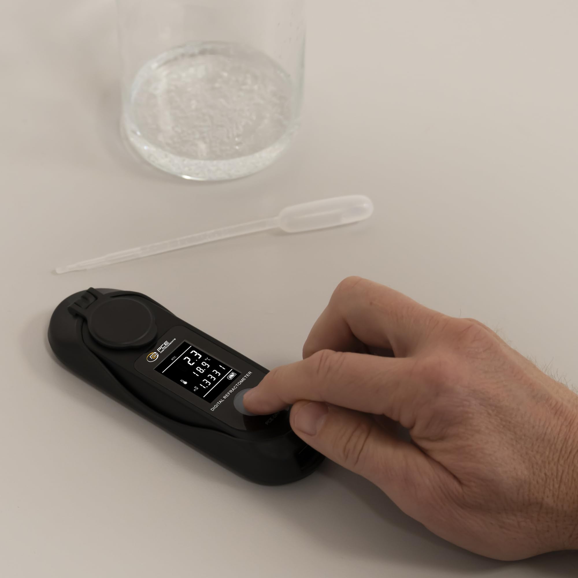 Refractómetro PCE-DRF 2 / Para ácido acético/Rango 0 ... 75% / Medición adicional del índice de refracción: 1,3270 ... 1,3770 nD/Batería recargable/Carcasa ABS con protección IP65