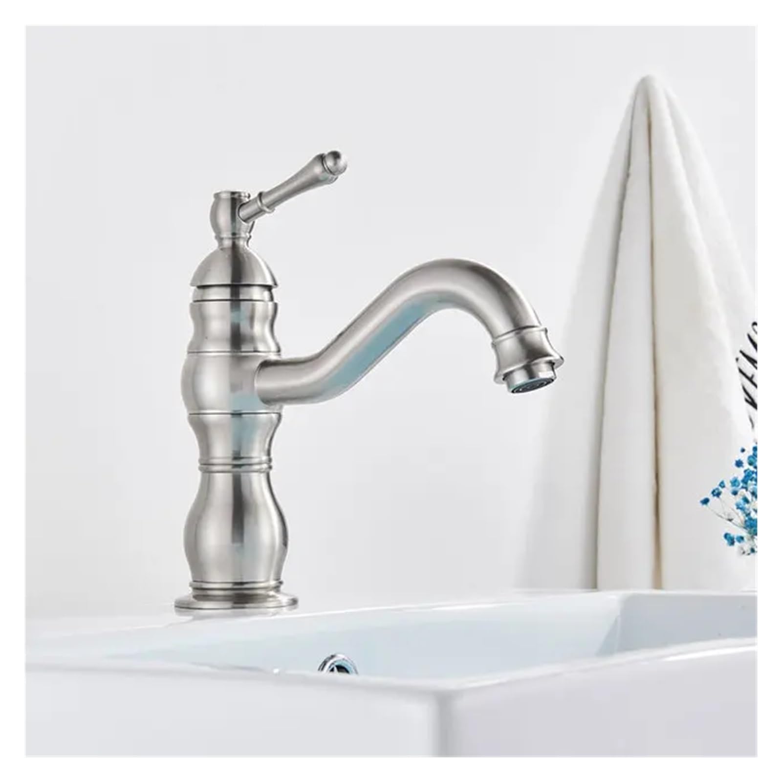 Robinet mitigeur de salle de bains en laiton noir au design épuré pour vasque moderne