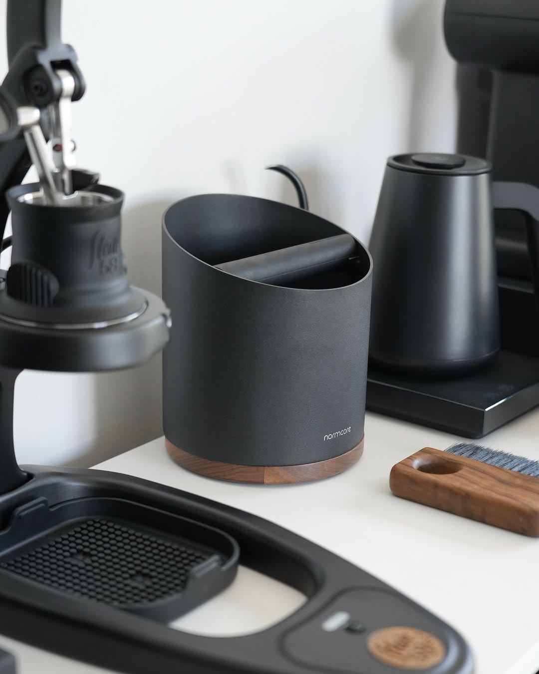 Normcore Boîte à expresso robuste pour marc de café, barre amovible et base antidérapante en noyer, absorbant les chocs, durable, en acier inoxydable, noir