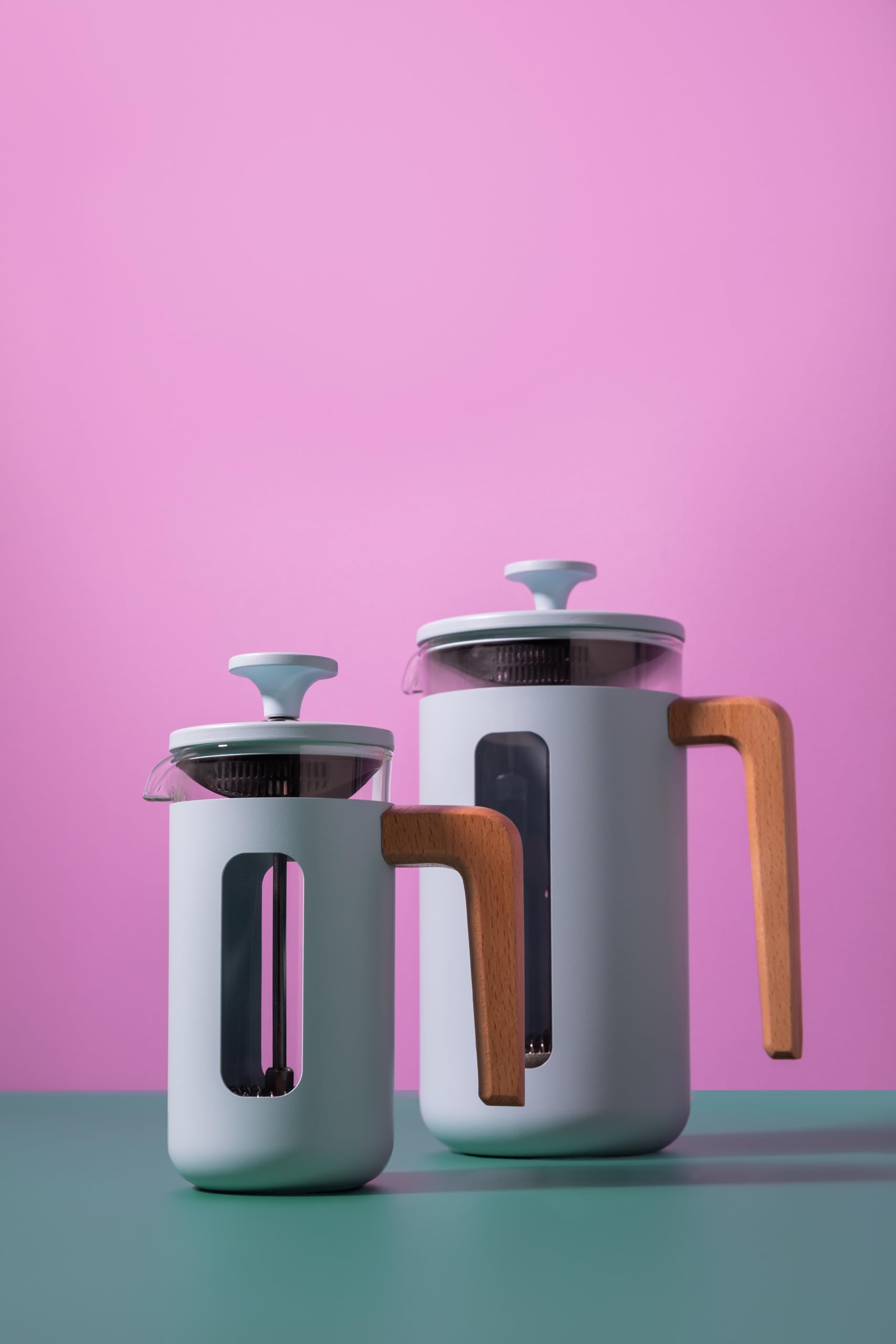 La cafetière pisa 3 cup cafetière in sky blue, wytrzymała rama i tłok ze stali nierdzewnej, żaroodporna praska francuska ze stylowym uchwytem z naturalnego drewna
