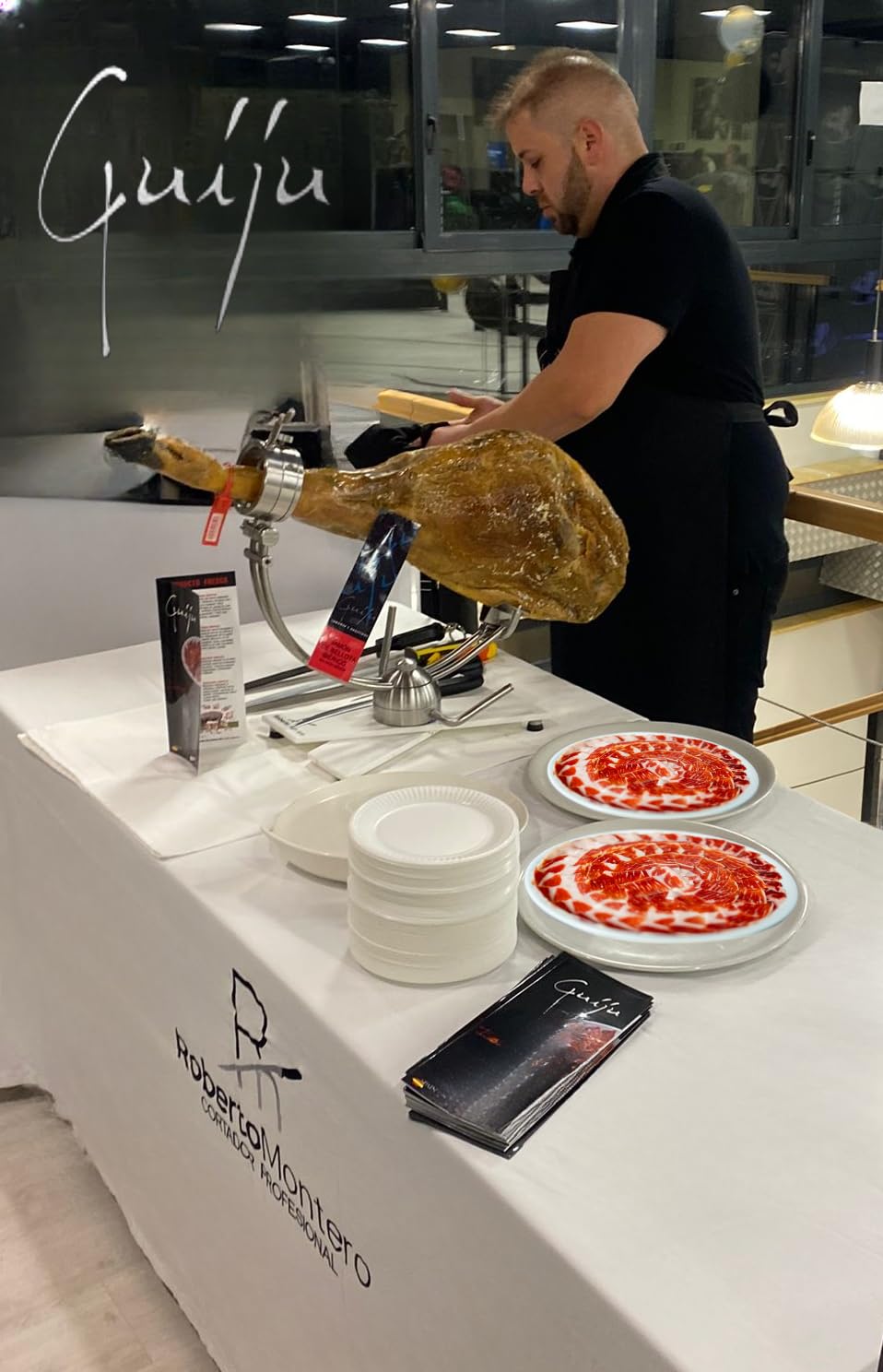 LOTE IBÉRICO 10 platos a cuchillo de jamón ibérico de cebo Y MEDIO LOMO IBÉRICO DE BELLOTA 100% + CHORIZO Y SALCHICHÓN IBÉRICO DE BELLOTA -REGALO QUESO-MARCA GUIJU-CESTA REGALO NAVIDAD.
