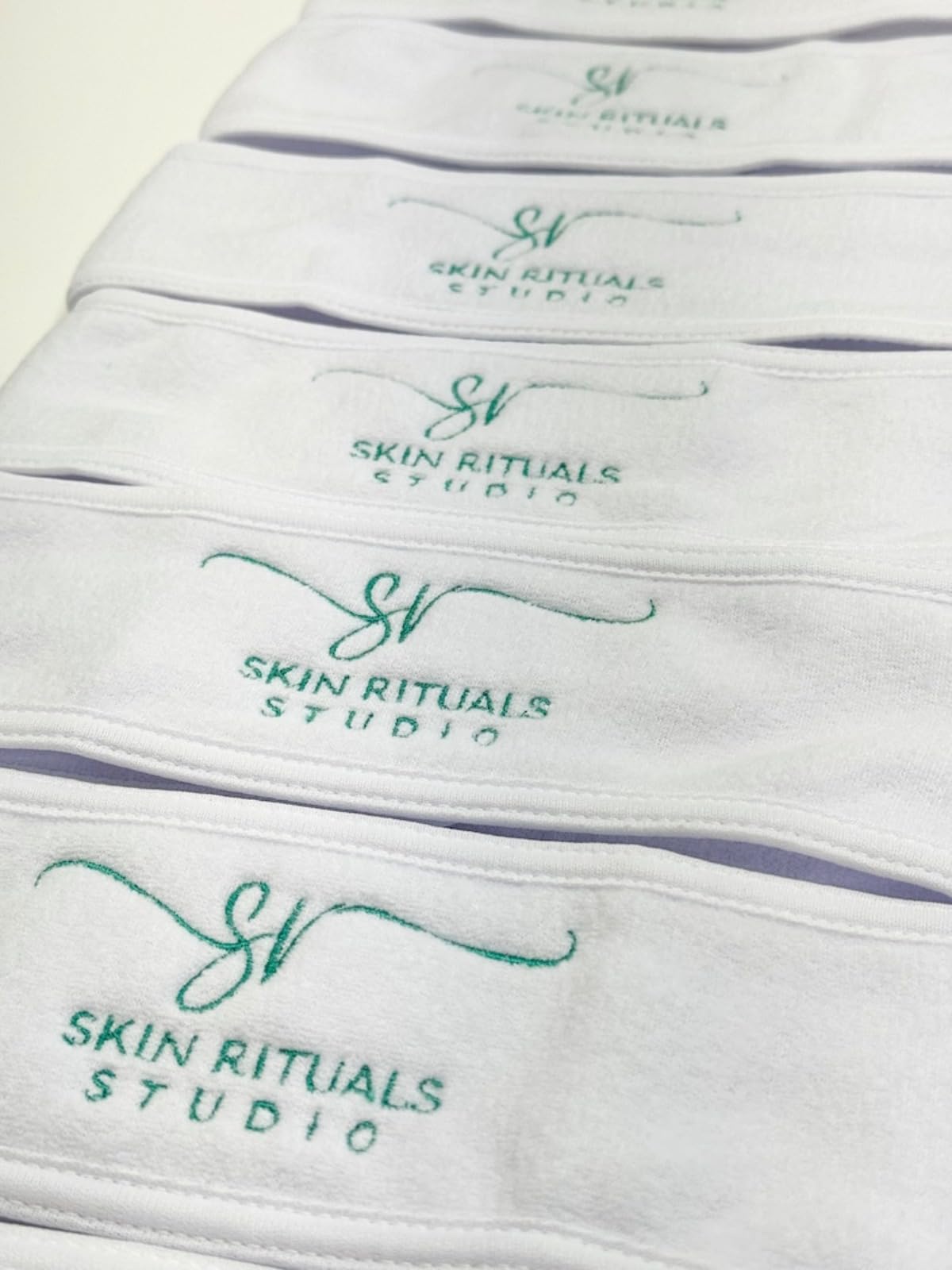 Personalisierte Spa-Stirnbänder mit Logo für Kosmetiker, verstellbares Spa-Stirnband, Klettverschluss, gesticktes individuelles Logo, Geschenk-Set, Gesichts-Stirnband (8 Stück)