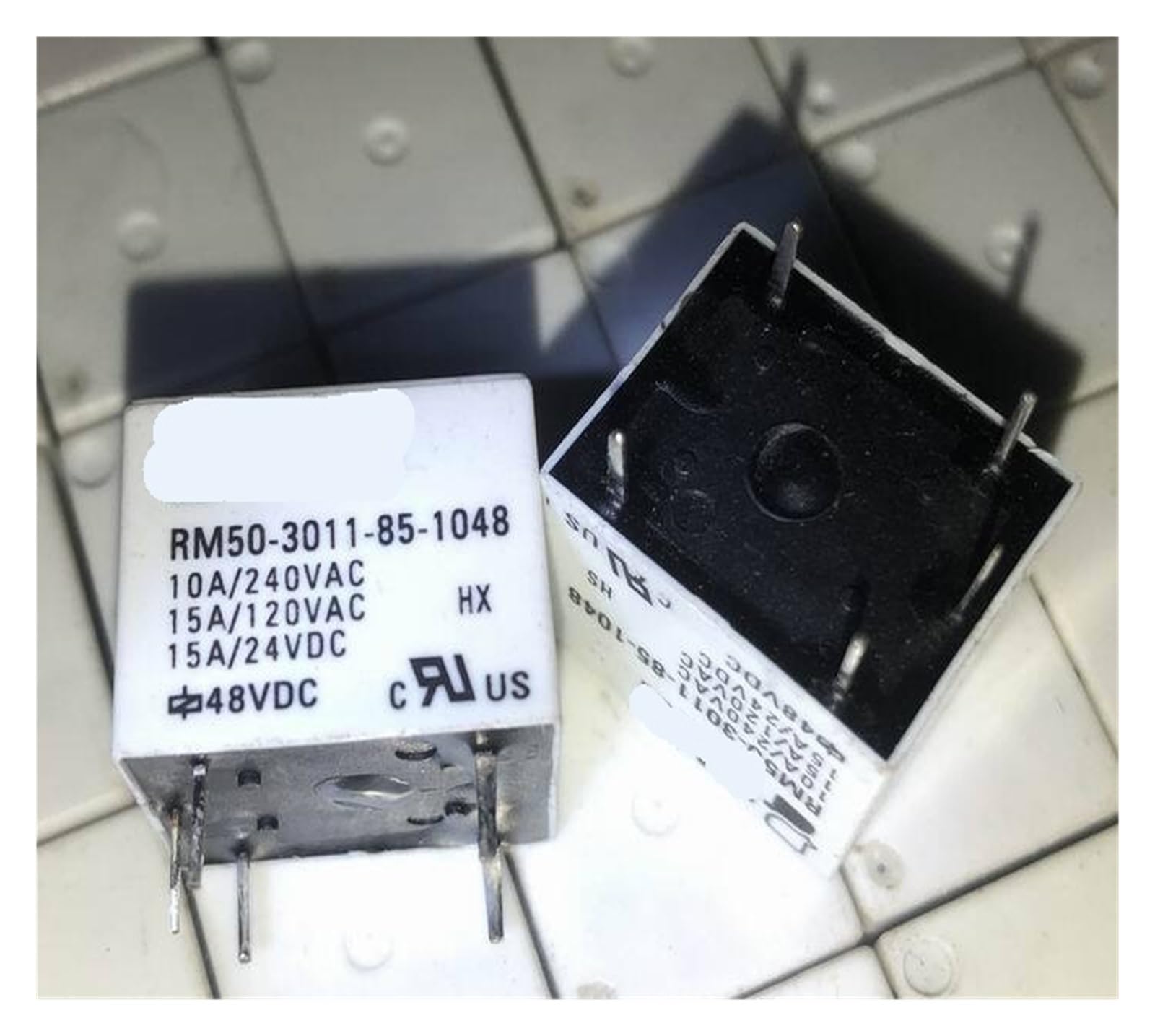 Relé RM50-3011-85-1048 de 5 pines evita sobrecargas en placas con T73-1C-48V-15A