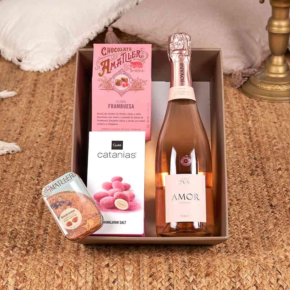 Cestas de Navidad, Regalos Gourmet y Lotes de Empresa | LOTE DT 006-25 / con cava rosé reserva, catànies Cudié, bombones Amatller y hojas de chocolate en bandeja regalo elegante