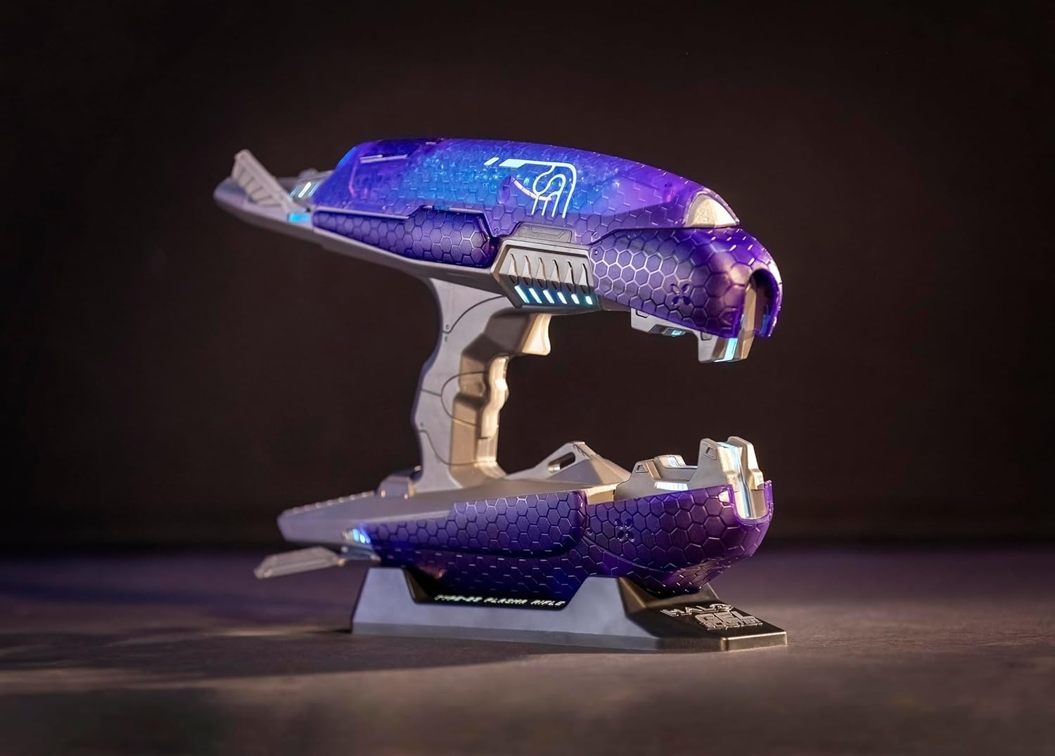 Gel Blaster Halo Plasma Rifle | Offiziell lizenzierte Halo-Replik | Glow-in-the-Dark Gellets | Entwickelt für Spartans & Covenant | Für Gamer designt | Gel-Kugel-Blaster mit Display-Ständer | 14+