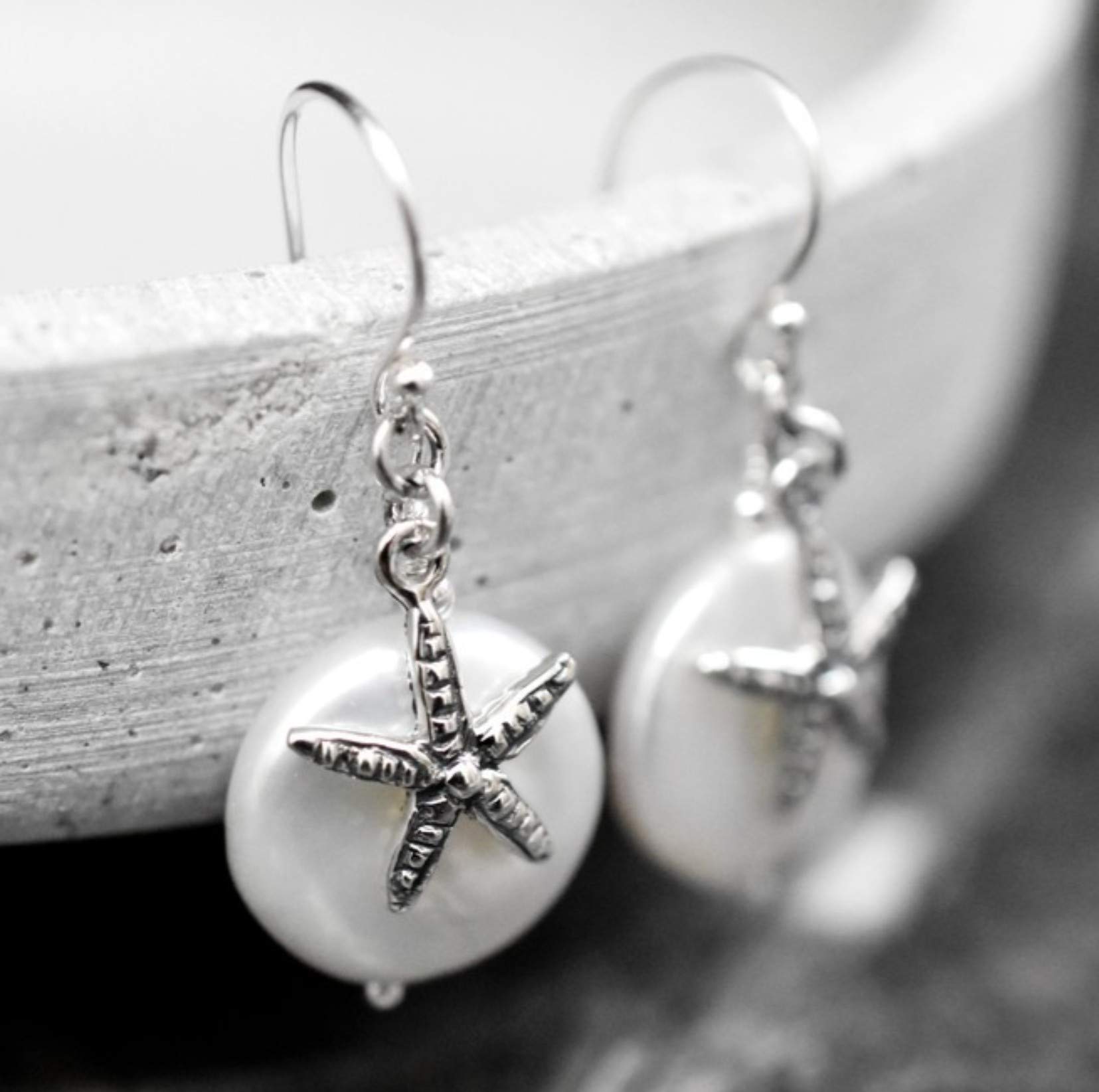 MadamLili - Seestern Silber Ohrringe Echtes Perlmutt - Echtsilber 925 Sterling - Hängend 2cm - Natur Maritimschmuck Perlmutter Ohrhänger - Handgefertigt - Exklusive Schmuckbox