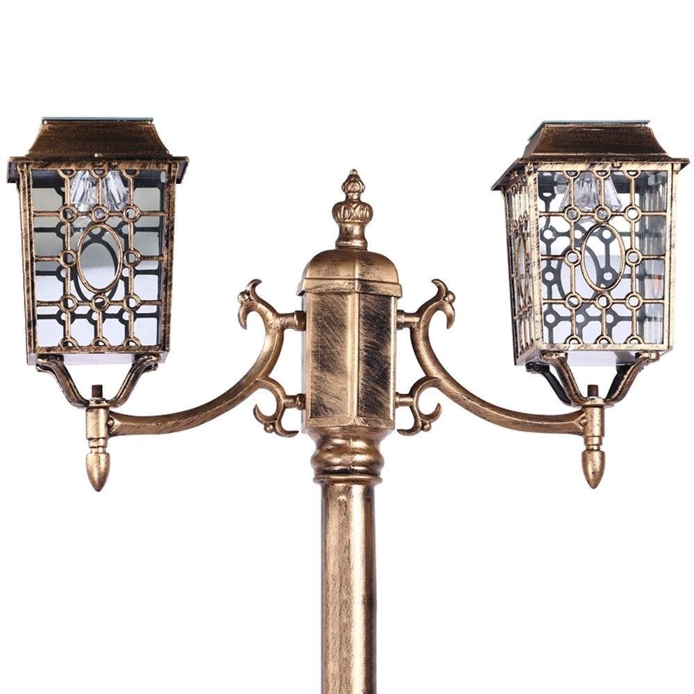Chemin extérieur illuminé par un lampadaire rétro à poteau haut