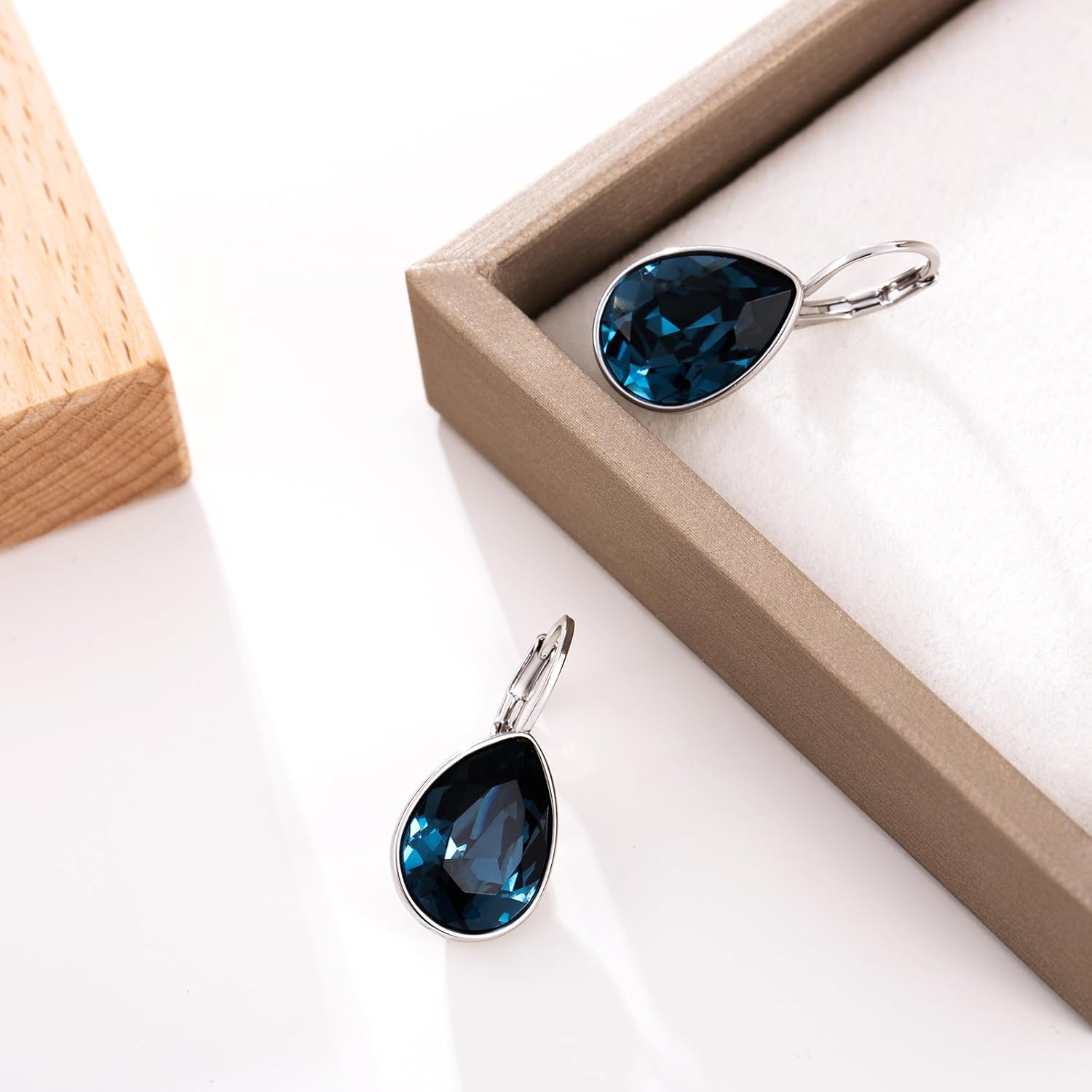 Xuping Jewelry Huggies Crystal Teardrop Earrings for Women Clear Crystals Leverback Silver Earring Fashion Party Jewelry Gifts