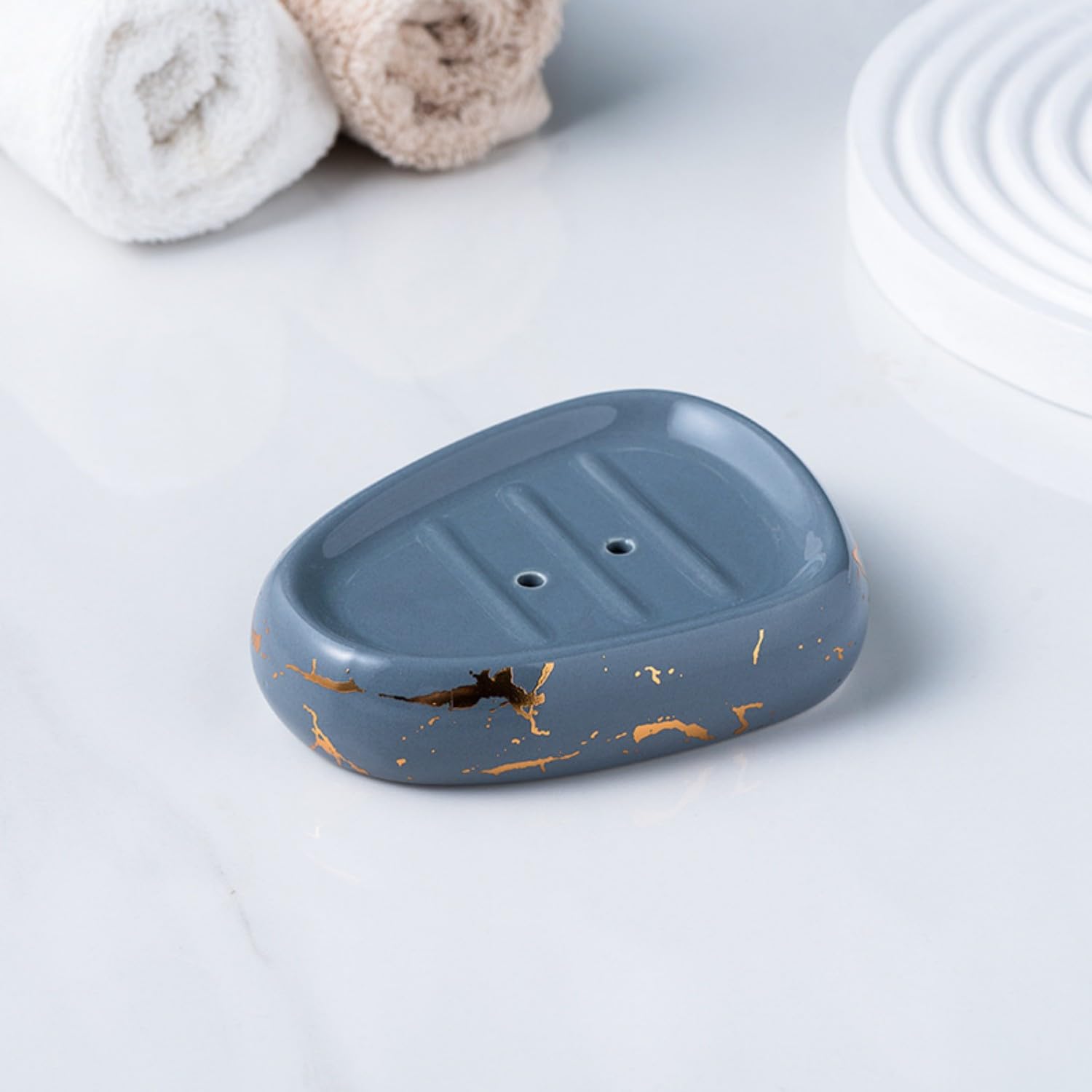 Set di 5 accessori da bagno con vassoio in plastica, tra cui dispenser per sapone da 450 ml, portaspazzolino, bicchiere, portasapone e vassoio con manico, in ceramica, grigio e oro (grigio)