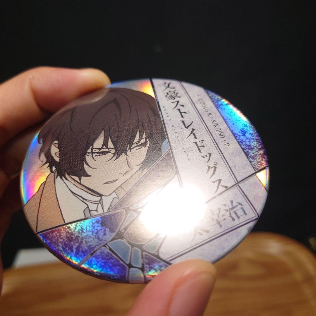 Amazon | 文豪ストレイドッグス 缶バッジ 太宰治 ホログラム