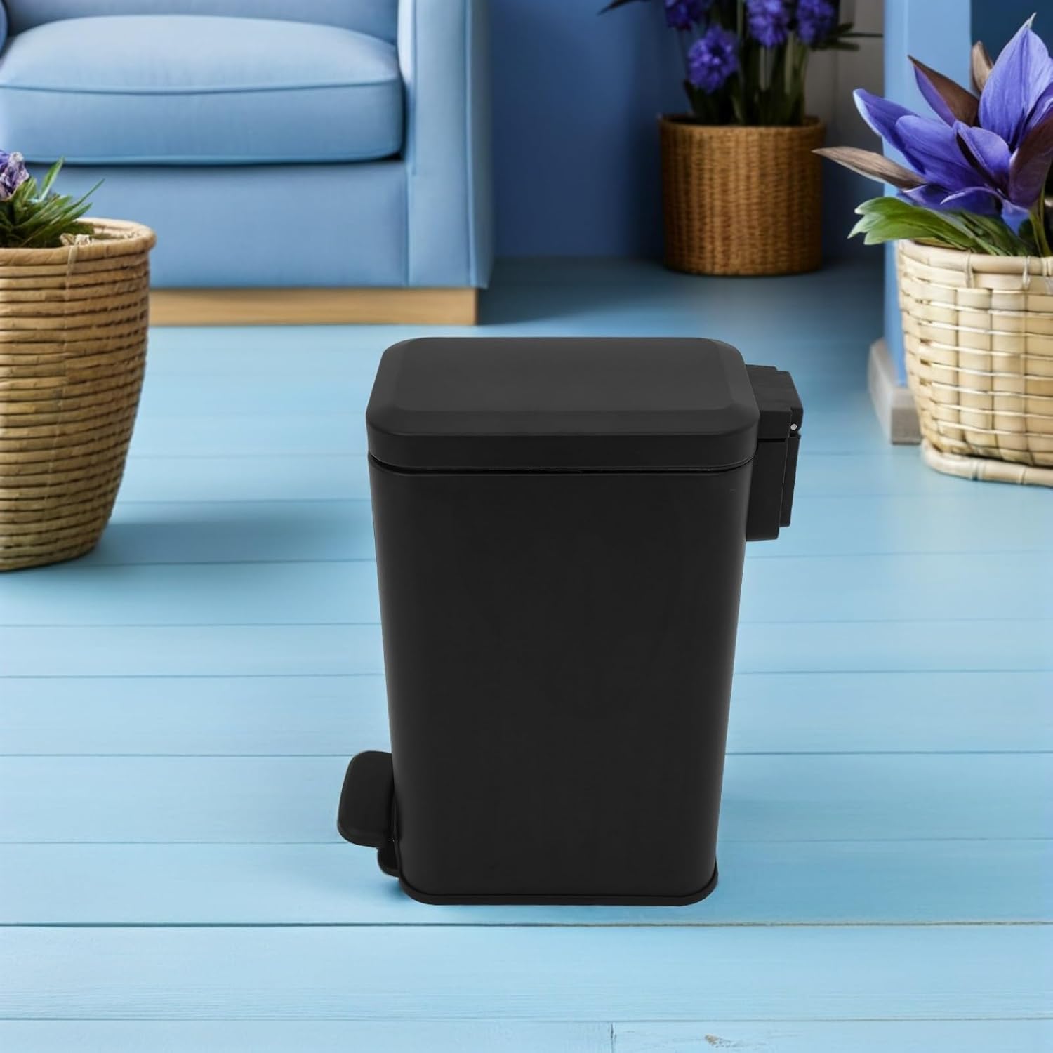 薄型スリムステップペダル付きゴミ箱 蓋付きステンレス製省スペース家用ダストボックス キッチン 寝室 オフィス対応防臭設計