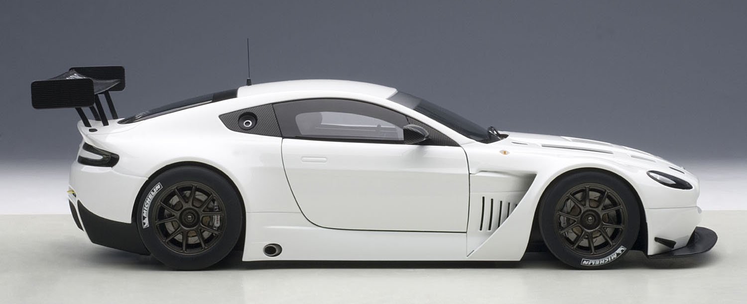 AUTOart 1/18 アストンマーチン V12 ヴァンテージ GT3 2013 (ホワイト) 完成品 Amazon | AUTOart 1/18 アストンマーチン V12 ヴァンテージ GT3