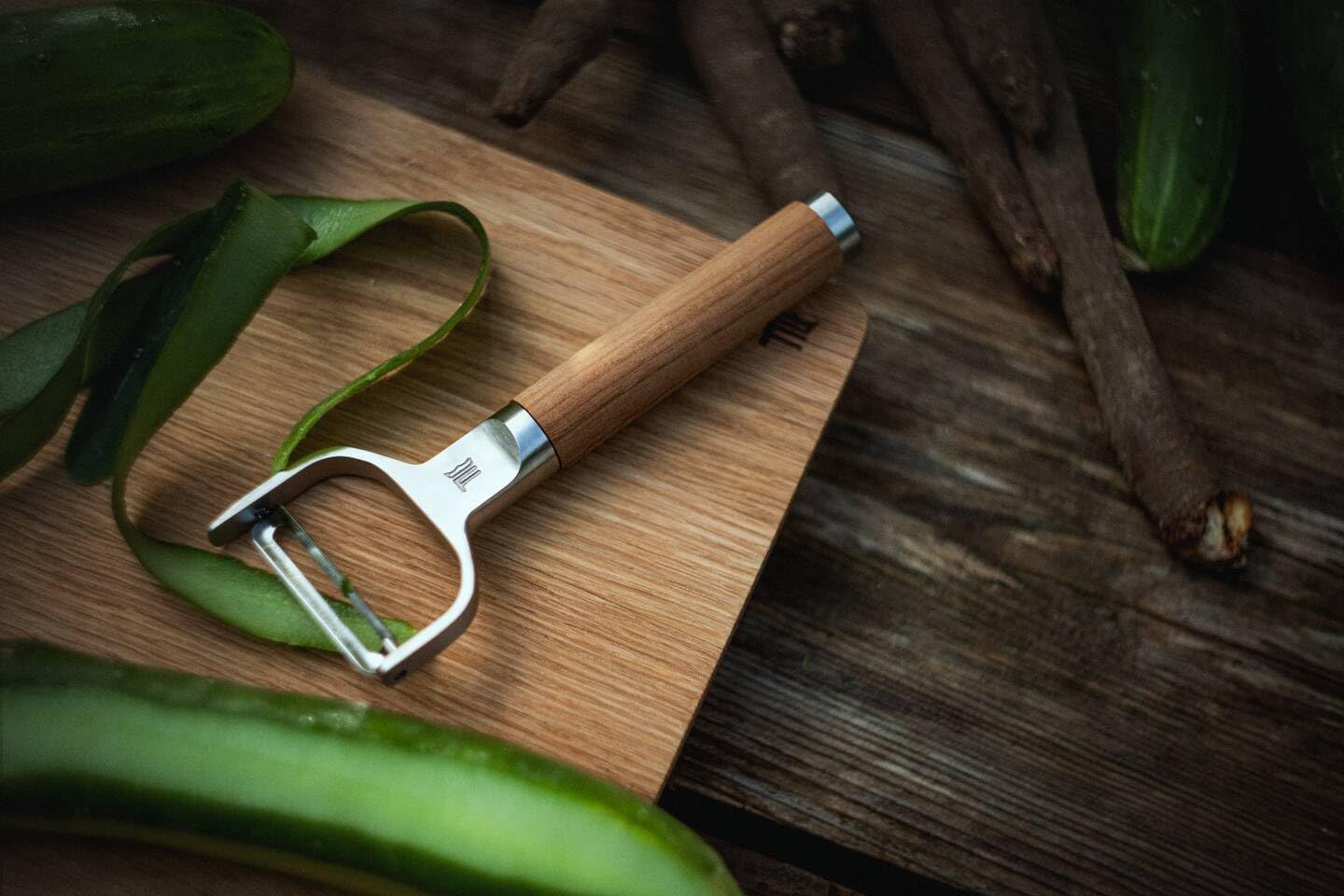 Fiskars Norden Y-Sparschäler mit schwenkbarer Klinge, Länge: 16 cm | Rostfreier Stahl/Birkenholz, 1065246