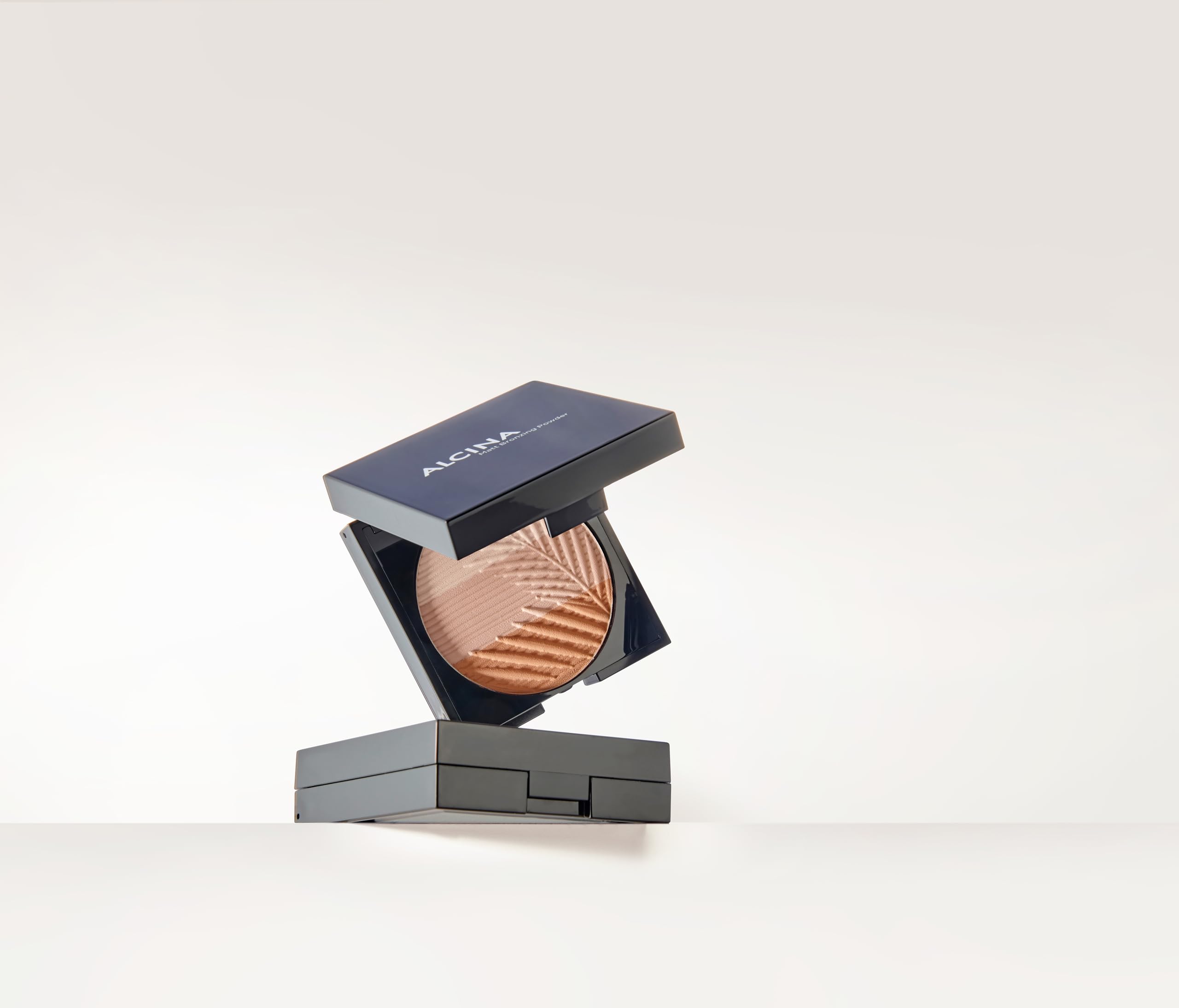 ALCINA Matt Bronzing Powder - 1 Stück - Verleiht natürlich gebräunten Teint - Seidig-mattes Finish - 3 Farbnuancen zum Mischen - Passt sich jedem Hautton an - Verschmilzt harmonisch mit der Haut