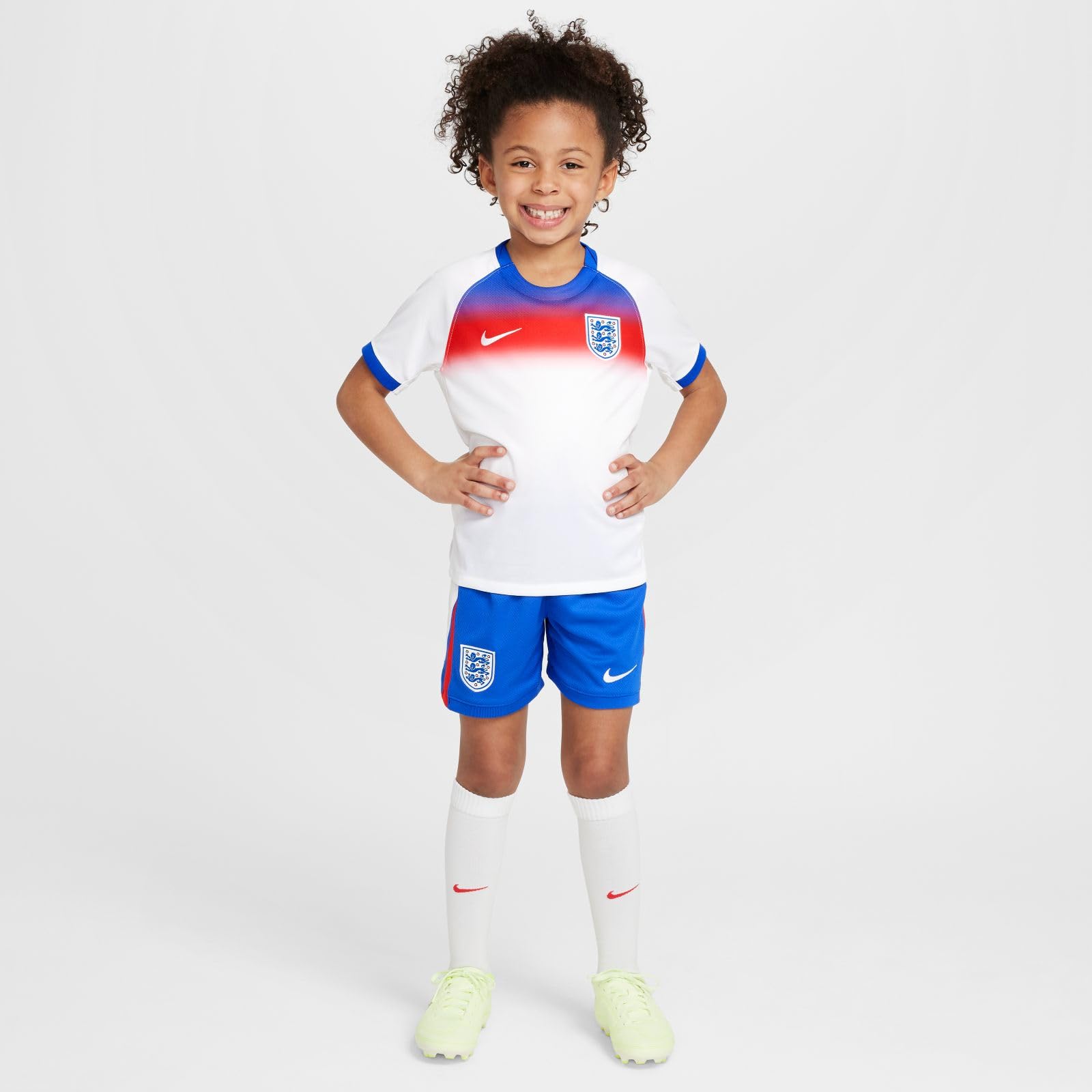 England 2025/26 Stadium Home dreiteiliges Nike Replika Fußballtrikot-Set für jüngere Kinder, FZ9233